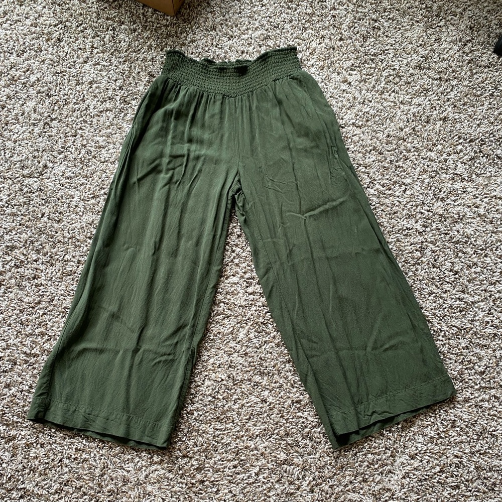 Green capris